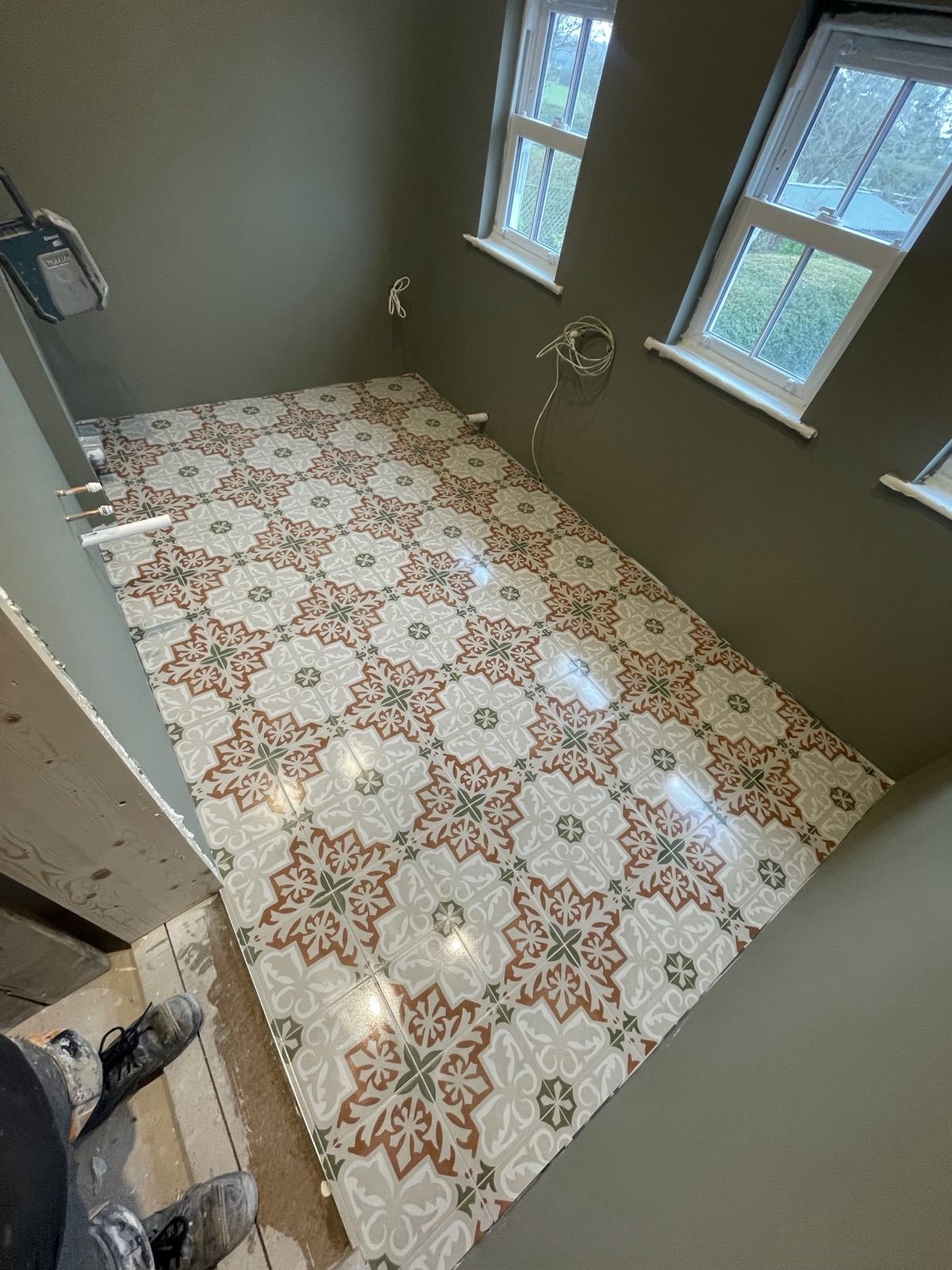 Patterned floor tiles in a bathroom